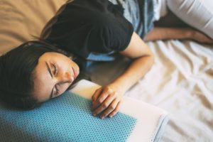 Read more about the article Ønsk dig en ergonomisk hovedpude for bedre søvn